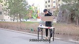 小伙卖辣条，先是低价回收然后高价卖出，真是太逗了