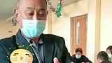大爷表演手影，以为是青铜结果是高手