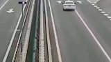 高速公路错过出口，一刹车引发连环事故