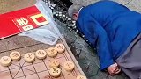 千万别和老人下象棋，这下闯祸了