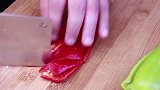 炒丝瓜时，不是发黑就是出水，教你个技巧，丝瓜颜色翠绿不变色