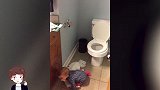 爸爸半夜起床上厕所，不料推开厕所门看到这一幕，爸爸瞬间傻眼了