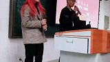 男女生在教室合唱，没想到女生一开口就把全班逗笑了！