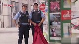 国外恶搞，男警察变魔术，女警察以路人停在变出的消防栓前开罚单