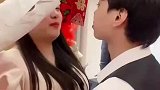 伴郎伴娘接亲小游戏，用嘴传递纸条