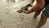 小男孩在土块里一顿乱掏，这么干旱的河床，看看他发现了什么