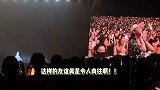 陈妍希坐轮椅看杨丞琳演唱会，台下疯狂比心，两人合影亲密拥抱