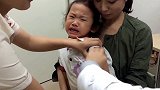 妈咪带女儿打针，孩子的表情是这样，真的好可爱！