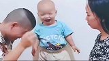 夫妻俩猜拳，爸爸输了之后宝宝这举动，真是太搞笑了