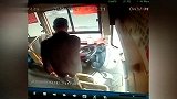 因口角起争执老人抢方向盘 殴打女公交司机_超清
