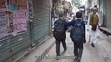 印度惊现奇怪生物形似“恐龙”，村民前来围观，专家却大呼快跑