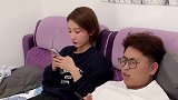 这对情侣的行为，真是让你琢磨不透