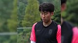 孙兴慜赛前鼓励全队 全员到达水原体育场金玟哉脚滑差点摔倒