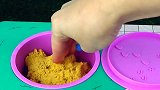 一群可爱的布娃娃享受着泳池沙滩，好凉爽，好惬意呀！