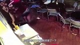 女服务员太性感了，惨遭男子揩油，下一秒男子后悔了！