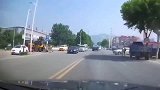 路虎当街变“路霸”，不是拍下谁信！