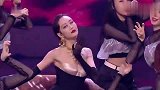 王鸥超低胸黑裙火辣出场，一首歌曲嗨翻全场