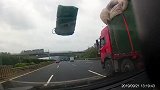 杭州一货车高速上雨布掉落 小车前挡风玻璃瞬间被击碎
