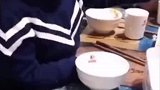 孩子把热汤溅到客人身上，母亲这样教育他