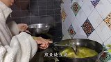 静静在家做鲫鱼炖豆腐，自家粉条下锅会黏锅吗？静静煮粉条有方法