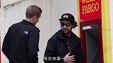 取款时身后惊现陌生男子，离得这么近，究竟意欲何为