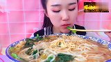 小美女吃米线，网友这样吃真爽