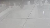 伤腿男子开车神技，售车大厅笑翻