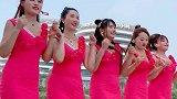 后面的两个姐姐在说悄悄话