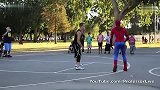街球-蜘蛛侠的真实身份？教授街球场上化身Spiderman与球迷单挑过招-专题