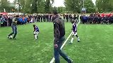 英超-1213赛季-范佩西和孩子们玩足球 大show球技-花絮
