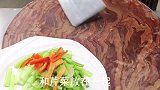 芹菜炒肉，万万不可直接下锅炒，学会这个小技巧，肉片滑嫩更入味