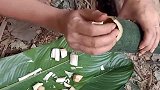 美女煮野菜吃，野人把美女抱放秋千上，再吃她煮的野菜！