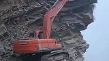 富贵险中求！挖掘机师傅干这活，如同在鬼门关走了一回