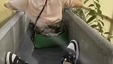 小哥坐滑到的搞笑操作，感觉鞋底都快摩擦出火花了！