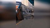 西宁发生路面塌陷：公交车掉入坑中 失联人数上升至10人