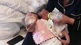 为了喂双胞胎孙子喝奶，奶奶真的是两只手都用上了，好搞笑啊！