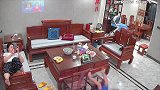 监控无意间拍下的一幕，一看就是亲妈！