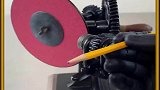 世界上最奇怪的手摇削笔机之一