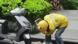 外卖小哥车子被保安上锁