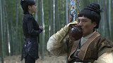 女妖在感叹爱情的苦辣 男子在一旁喝酒她就抱上去了