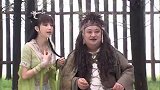 美女突然拿剑指着男子 问起有没有偷看她