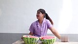 寡妇卖西瓜一元一勺，没想美女一勺就挖走半个西瓜，太有才了