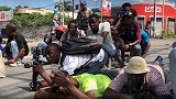 海地抗议者警方冲突至少42死有记者身亡 记者躺地报道怕被误击