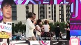 网友偶遇王思聪带两美女压草坪，大喊一声王老板！校长竟害羞了？
