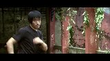 双截棍：经过几番打斗，男主终于摆脱双截棍劫匪