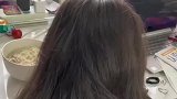 孩子用大人的洗发水，洗后头发就出现白色的东西