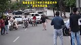 新德里首富儿子去上学了，保镖为其挡车！