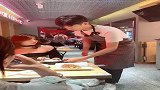 难怪店里女顾客很多，有这样的服务员，小姐姐顶不住呀