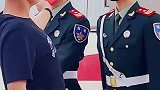 新兵休假外出，竟敢调戏纠察，以后有他好日子过了。