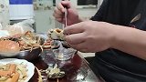 东北岳母家吃大闸蟹，个个满黄，把萌娃看馋了
